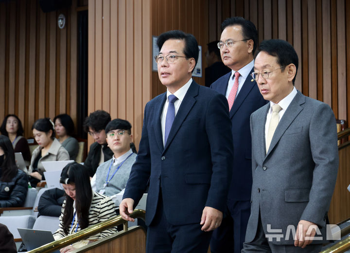 [서울=뉴시스] 고승민 기자 = 송언석 국민의힘 원내대표 등 원내지도부가 25일 서울 여의도 국회에서 열린 원내대책회의에 참석하고 있다. 2025.11.25. kkssmm99@newsis.com