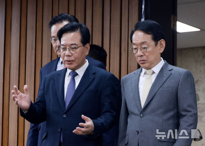 [서울=뉴시스] 고승민 기자 = 송언석 국민의힘 원내대표 등 원내지도부가 25일 서울 여의도 국회에서 열린 원내대책회의에 참석하고 있다. 2025.11.25. kkssmm99@newsis.com