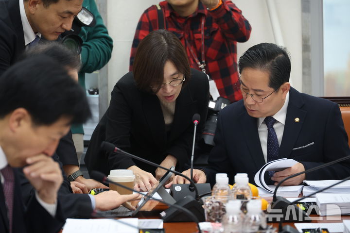 [서울=뉴시스] 조성봉 기자= 박수영 기재위 조세소위 위원장이 25일 오전 서울 여의도 국회에서 열린 기획재정위원회 조세소위원회에서 관계자에게 보고를 받고 있다. 2025.11.25. suncho21@newsis.com