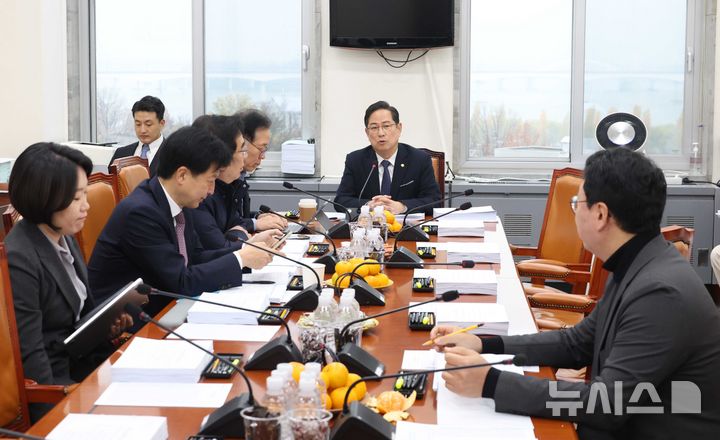 [서울=뉴시스] 조성봉 기자= 박수영 기재위 조세소위 위원장이 25일 오전 서울 여의도 국회에서 열린 기획재정위원회 조세소위원회에서 회의를 주재하고 있다. 2025.11.25. suncho21@newsis.com