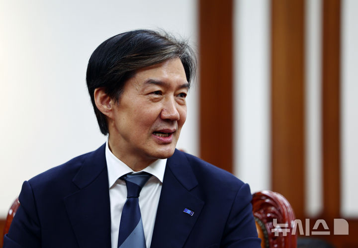 [서울=뉴시스] 김명년 기자 = 조국 조국혁신당 대표가 25일 오전 서울 여의도 국회 의장실에서 우원식 의장을 예방해 대화하고 있다. 2025.11.25. kmn@newsis.com