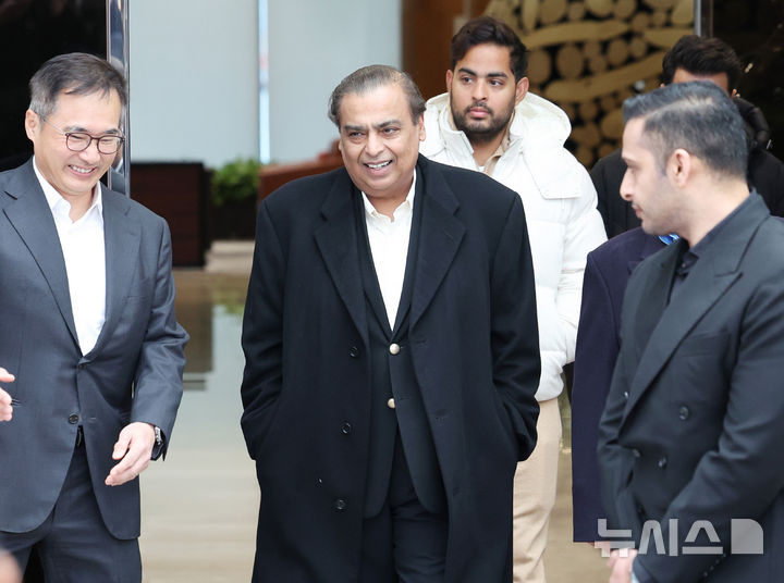 [서울=뉴시스] 김진아 기자 = 무케시 암바니 인도 릴라이언스 그룹 회장과 장남인 아카시 암바니 릴라이언스 지오 인포컴 이사회 의장이 25일 서울 강서구 김포공항 비즈니스항공센터를 통해 입국하고 있다. 이날 암바니 회장은 이재용 삼성전자 회장과 만나 삼성전자 주요 사업장을 둘러본 뒤 서울에서 만찬을 갖을 것으로 전해졌다. 2025.11.25. bluesoda@newsis.com