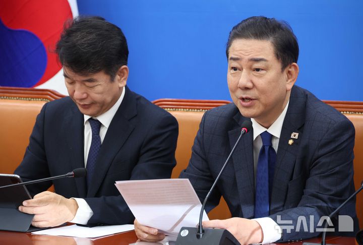 [서울=뉴시스] 조성봉 기자= 김병기 더불어민주당 원내대표가 25일 오전 서울 여의도 국회에서 열린 원내대책회의에서 발언을 하고 있다. 2025.11.25. suncho21@newsis.com