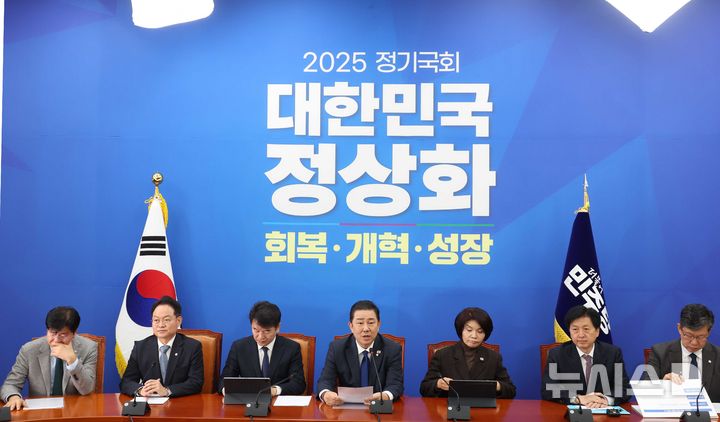 [서울=뉴시스] 조성봉 기자= 김병기 더불어민주당 원내대표가 25일 오전 서울 여의도 국회에서 열린 원내대책회의에서 발언을 하고 있다. 2025.11.25. suncho21@newsis.com