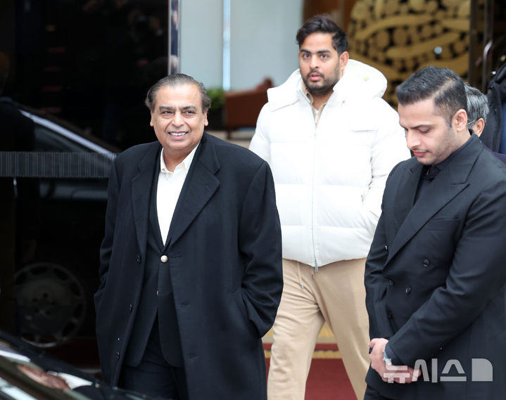 [서울=뉴시스] 김진아 기자 = 무케시 암바니 인도 릴라이언스 그룹 회장과 장남인 아카시 암바니 릴라이언스 지오 인포컴 이사회 의장이 25일 서울 강서구 김포공항 비즈니스항공센터를 통해 입국하고 있다. 이날 암바니 회장은 이재용 삼성전자 회장과 만나 삼성전자 주요 사업장을 둘러본 뒤 서울에서 만찬을 갖을 것으로 전해졌다. 2025.11.25. bluesoda@newsis.com