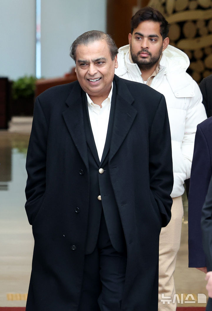 [서울=뉴시스] 김진아 기자 = 무케시 암바니 인도 릴라이언스 그룹 회장과 장남인 아카시 암바니 릴라이언스 지오 인포컴 이사회 의장이 25일 서울 강서구 김포공항 비즈니스항공센터를 통해 입국하고 있다. 이날 암바니 회장은 이재용 삼성전자 회장과 만나 삼성전자 주요 사업장을 둘러본 뒤 서울에서 만찬을 갖을 것으로 전해졌다. 2025.11.25. bluesoda@newsis.com