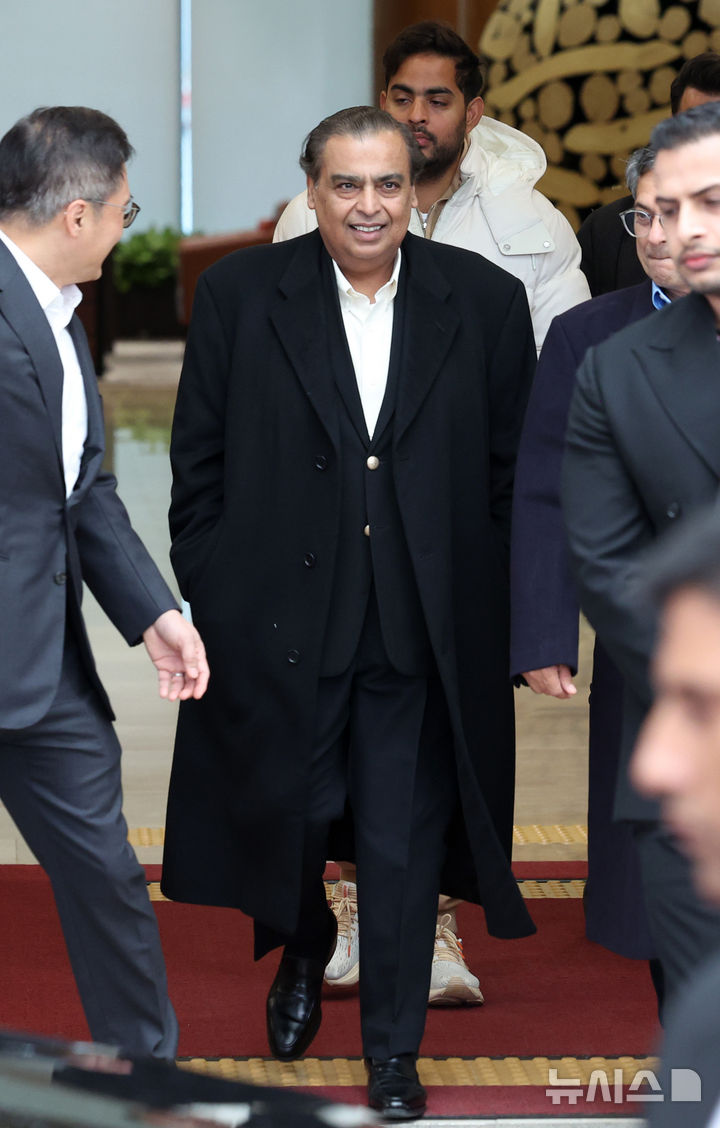 [서울=뉴시스] 김진아 기자 = 무케시 암바니 인도 릴라이언스 그룹 회장과 장남인 아카시 암바니 릴라이언스 지오 인포컴 이사회 의장이 25일 서울 강서구 김포공항 비즈니스항공센터를 통해 입국하고 있다. 이날 암바니 회장은 이재용 삼성전자 회장과 만나 삼성전자 주요 사업장을 둘러본 뒤 서울에서 만찬을 갖을 것으로 전해졌다. 2025.11.25. bluesoda@newsis.com