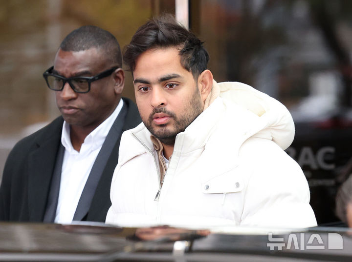 [서울=뉴시스] 김진아 기자 = 아카시 암바니 릴라이언스 지오 인포컴 이사회 의장이 25일 서울 강서구 김포공항 비즈니스항공센터를 통해 입국하고 있다. 이날 무케시 암바니 인도 릴라이언스 그룹 회장과 장남인 아카시 암바니 릴라이언스 지오 인포컴 이사회 의장은 이재용 삼성전자 회장과 만나 삼성전자 주요 사업장을 둘러본 뒤 서울에서 만찬을 갖을 것으로 전해졌다. 2025.11.25. bluesoda@newsis.com