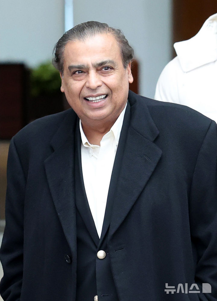 [서울=뉴시스] 김진아 기자 = 무케시 암바니 인도 릴라이언스 그룹 회장이 25일 서울 강서구 김포공항 비즈니스항공센터를 통해 입국하고 있다. 이날 암바니 회장은 이재용 삼성전자 회장과 만나 삼성전자 주요 사업장을 둘러본 뒤 서울에서 만찬을 갖을 것으로 전해졌다. 2025.11.25. bluesoda@newsis.com