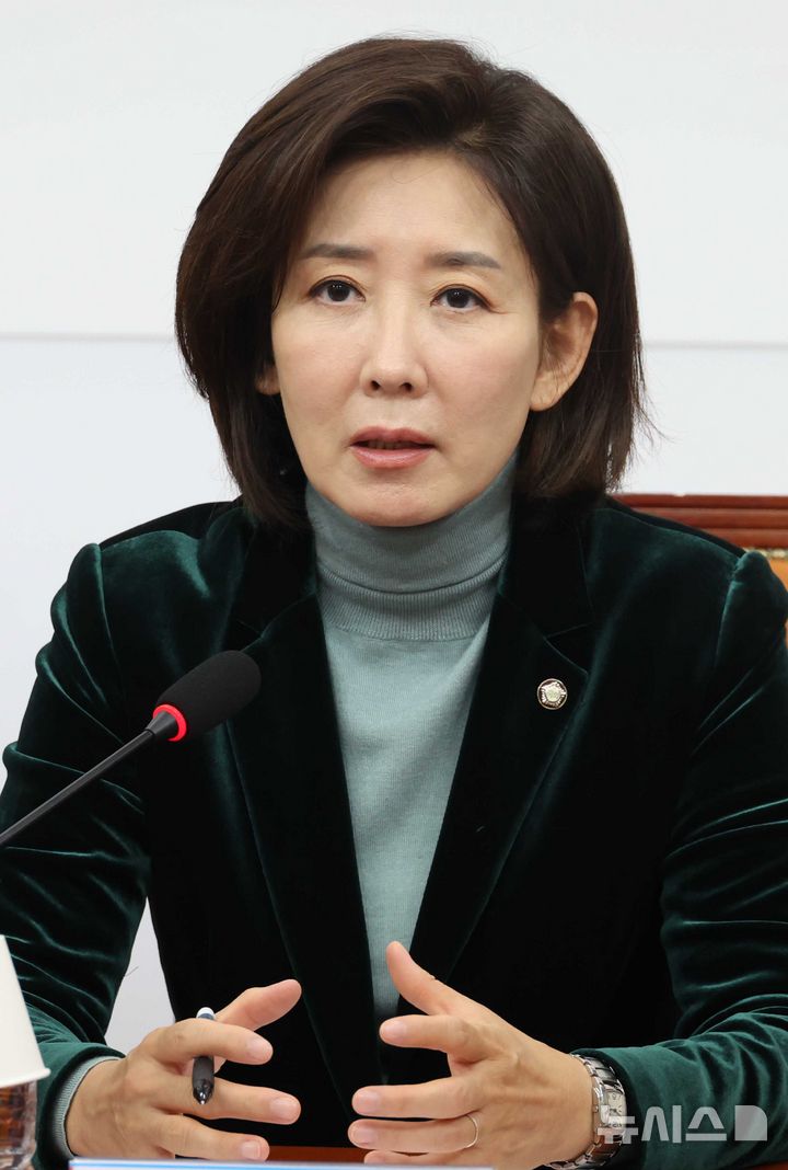 [서울=뉴시스] 조성봉 기자 = 나경원 국민의힘 지방선거총괄기획단 위원장이 25일 오전 서울 여의도 국회에서 열린 지방선거총괄기획단- 당 소속 시장·군수·구청장 연석회의에서 발언을 하고 있다. 2025.11.25. suncho21@newsis.com