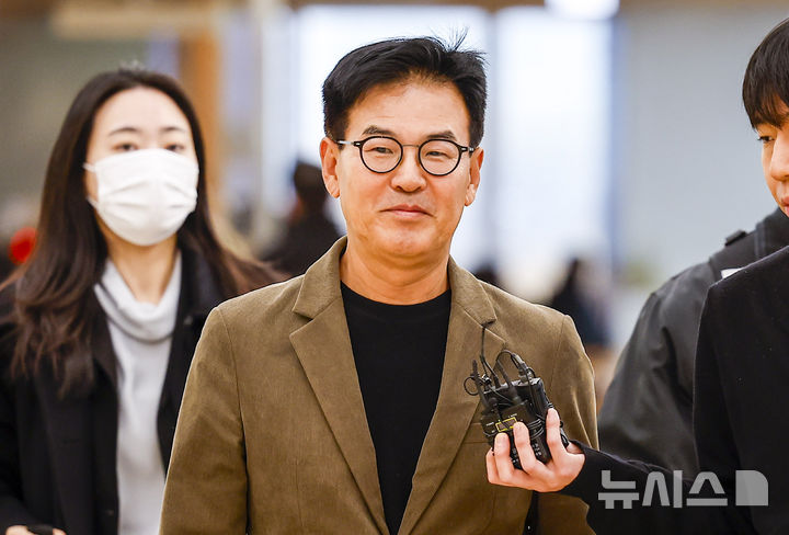 [서울=뉴시스] 정병혁 기자 = 강철원 전 서울시 정무부시장이 25일 서울 종로구 KT광화문빌딩 웨스트에 마련된 김건희 여사 관련 의혹을 수사하는 민중기 특별검사 사무실에 출석하고 있다. 2025.11.25. jhope@newsis.com