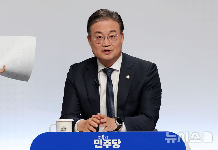 [서울=뉴시스] 홍효식 기자 = 지난달 25일 서울 마포구 MBC 상암 미디어센터에서 '부동산 시장?안정화 해법'과 'AI 발전과 초고령사회, 노동환경의 변화와 대응방안'을 주제로 열린 중앙선거방송토론위원회 2025년 제2차 정책토론회에 앞서 이연희 더불어민주당 의원이 토론 준비를 하고 있다. 2025.11.25. yesphoto@newsis.com