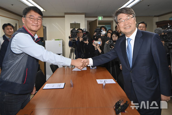 [서울=뉴시스] 배훈식 기자 = 양경수(왼쪽) 민주노총 위원장과 김지형 경제사회노동위원회(경사노위) 위원장이 25일 오전 서울 중구 민주노총 위원장실에서 열린 공식 회동 자리에서 악수하고 있다. 민주노총과 경사노위는 이날 1999년 2월 경사노위의 전신 노사정위원회를 탈퇴한 후 26년 만에 공식적으로 만났다. (공동취재) 2025.11.25. photo@newsis.com