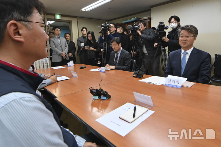 [서울=뉴시스] 배훈식 기자 = 김지형 경제사회노동위원회(경사노위) 위원장이 25일 오전 서울 중구 민주노총 위원장실에서 양경수(왼쪽) 민주노총 위원장과 공식 회동하고 있다. 민주노총과 경사노위는 이날 1999년 2월 경사노위의 전신 노사정위원회를 탈퇴한 후 26년 만에 공식적으로 만났다. (공동취재) 2025.11.25. photo@newsis.com