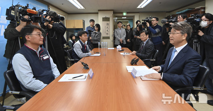 [서울=뉴시스] 배훈식 기자 = 양경수(왼쪽) 민주노총 위원장과 김지형 경제사회노동위원회(경사노위) 위원장이 25일 오전 서울 중구 민주노총 위원장실에서 공식 회동하고 있다. 민주노총과 경사노위는 이날 1999년 2월 경사노위의 전신 노사정위원회를 탈퇴한 후 26년 만에 공식적으로 만났다. (공동취재) 2025.11.25. photo@newsis.com