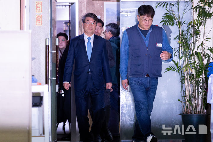 [서울=뉴시스] 배훈식 기자 = 김지형 경제사회노동위원회 위원장이 25일 오전 양경수 전국민주노동조합총연맹 위원장을 예방하기 위해 서울 중구 민주노총 사무실을 방문하고 있다. 경사노위와 민주노총의 공식 회동은 지난 1999년 2월 민주노총의 노사정위원회(경사노위의 전신)를 탈퇴한 후 26년 만이다. (공동취재) 2025.11.25. photo@newsis.com