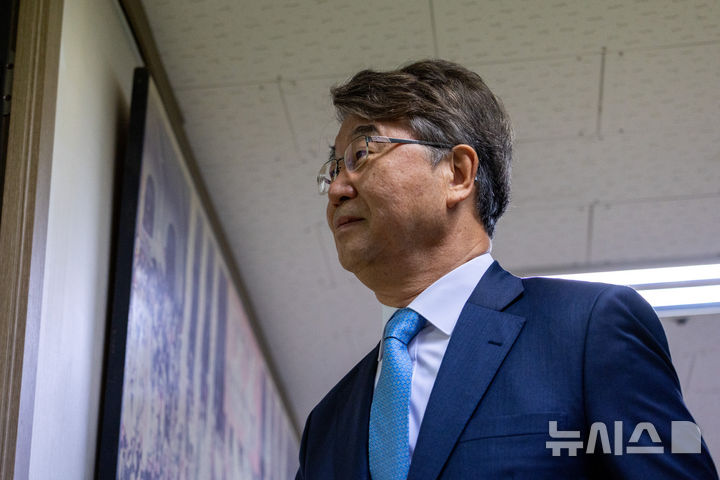 [서울=뉴시스] 배훈식 기자 = 김지형 경제사회노동위원회 위원장이 25일 오전 양경수 전국민주노동조합총연맹 위원장을 예방하기 위해 서울 중구 민주노총 사무실을 방문하고 있다. 경사노위와 민주노총의 공식 회동은 지난 1999년 2월 민주노총의 노사정위원회(경사노위의 전신)를 탈퇴한 후 26년 만이다. (공동취재) 2025.11.25. photo@newsis.com