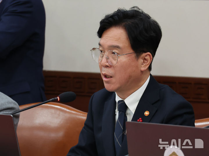 [서울=뉴시스] 김명원 기자 = 김영훈 고용노동부 장관이 지난 25일 오전 서울 종로구 정부서울청사에서 열린 국무회의에 참석해 발언하고 있다. 2025.11.25. kmx1105@newsis.com