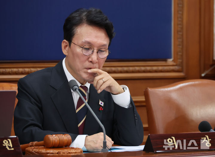 [서울=뉴시스] 김명원 기자 = 김민석 국무총리가 25일 오전 서울 종로구 정부서울청사에서 열린 국무회의에서 부처 업무보고를 듣고 있다. 2025.11.25. kmx1105@newsis.com