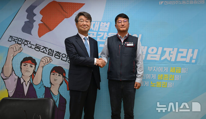 [서울=뉴시스] 배훈식 기자 = 김지형(왼쪽) 경제사회노동위원회(경사노위) 위원장과 양경수 민주노총 위원장이 25일 오전 서울 중구 민주노총 위원장실에서 열린 공식 회동 자리에서 기념촬영을 하고 있다. 민주노총과 경사노위는 이날 1999년 2월 경사노위의 전신 노사정위원회를 탈퇴한 후 26년 만에 공식적으로 만났다. (공동취재) 2025.11.25. photo@newsis.com