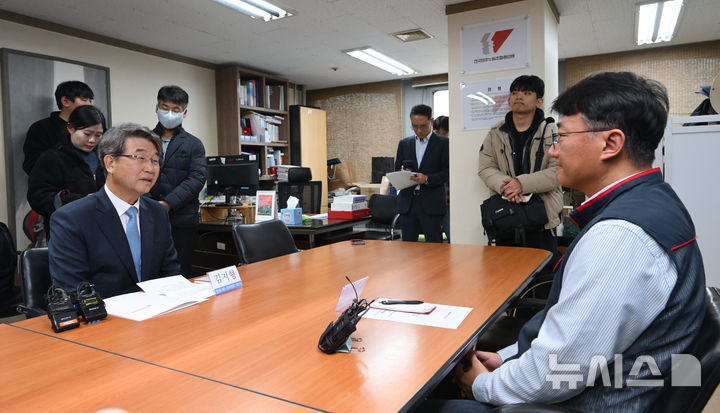 [서울=뉴시스] 배훈식 기자 = 김지형 경제사회노동위원회(경사노위) 위원장이 25일 오전 서울 중구 민주노총 위원장실에서 양경수 민주노총 위원장과 공식 회동하고 있다. 민주노총과 경사노위는 이날 1999년 2월 경사노위의 전신 노사정위원회를 탈퇴한 후 26년 만에 공식적으로 만났다. (공동취재) 2025.11.25. photo@newsis.com