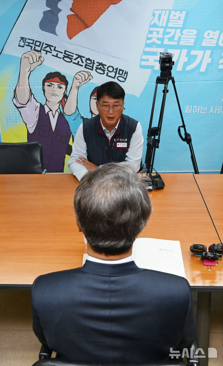 [서울=뉴시스] 배훈식 기자 = 양경수 민주노총 위원장이 25일 오전 서울 중구 민주노총 위원장실에서 김지형 경제사회노동위원회(경사노위) 위원장과 공식 회동하고 있다. 민주노총과 경사노위는 이날 1999년 2월 경사노위의 전신 노사정위원회를 탈퇴한 후 26년 만에 공식적으로 만났다. (공동취재) 2025.11.25. photo@newsis.com