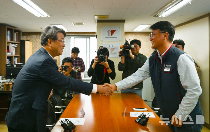 [서울=뉴시스] 배훈식 기자 = 김지형(왼쪽) 경제사회노동위원회(경사노위) 위원장과 양경수 민주노총 위원장이 25일 오전 서울 중구 민주노총 위원장실에서 열린 공식 회동 자리에서 악수하고 있다. 민주노총과 경사노위는 이날 1999년 2월 경사노위의 전신 노사정위원회를 탈퇴한 후 26년 만에 공식적으로 만났다. (공동취재) 2025.11.25. photo@newsis.com