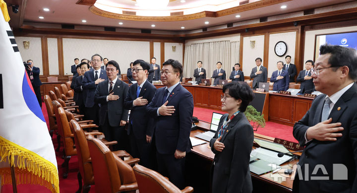 [서울=뉴시스] 김명원 기자 = 국무위원들이 지난달 25일 오전 서울 종로구 정부서울청사에서 열린 국무회의에서 국민의례를 하고 있다. 2025.11.25. kmx1105@newsis.com