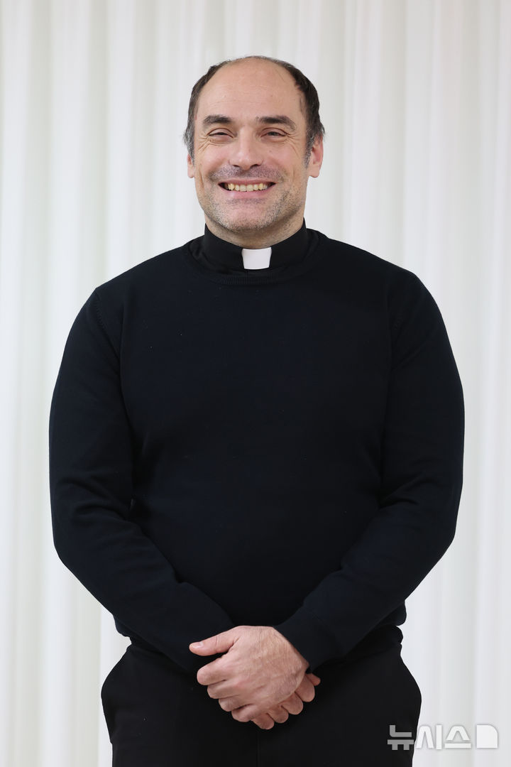 [서울=뉴시스] 박진희 기자 = 서울 WYD 조직위원회 기획본부 국제부 소속 파비아노 레베쟈니 신부가 지난 25일 서울 마포구 청년문화공간 JU에서 인터뷰 하고 있다. 2025.11.29. pak7130@newsis.com