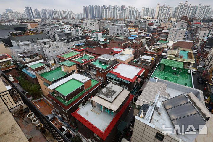 [서울=뉴시스] 황준선 기자 = 25일 서울 중랑구 중화동 모아타운의 모습. 서울시는 오는 2030년까지 중화동 모아타운에 최고 35층짜리 공동 주택을 지어 총 2801호를 공급할 계획이다. 2025.11.25. hwang@newsis.com