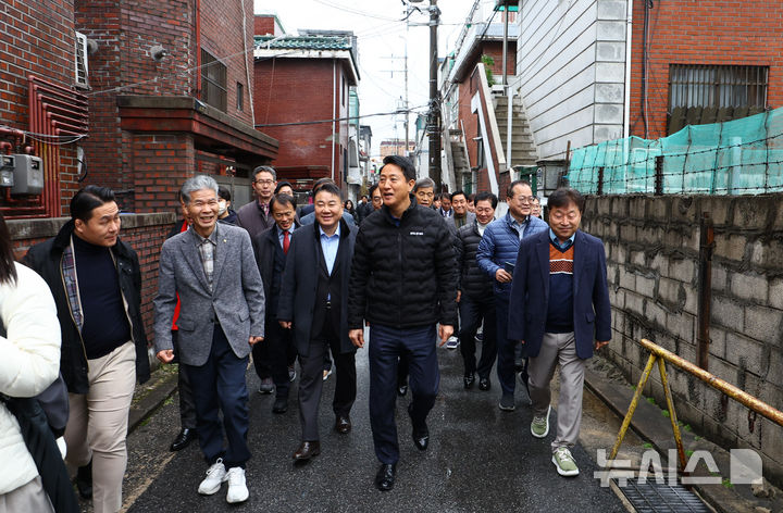 [서울=뉴시스] 황준선 기자 = 오세훈 서울시장이 25일 서울 중랑구 중화동 모아타운을 둘러보고 있다. 서울시는 오는 2030년까지 중화동 모아타운에 최고 35층짜리 공동 주택을 지어 총 2801호를 공급할 계획이다. 2025.11.25. hwang@newsis.com