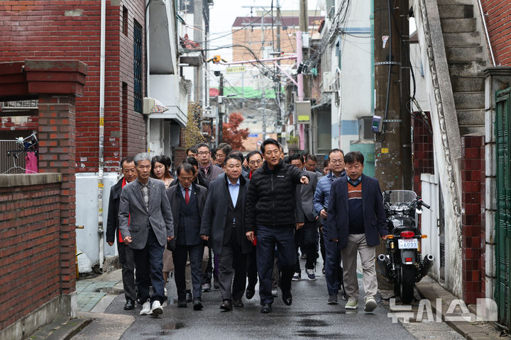[서울=뉴시스] 황준선 기자 = 오세훈 서울시장이 25일 서울 중랑구 중화동 모아타운을 둘러보고 있다. 서울시는 오는 2030년까지 중화동 모아타운에 최고 35층짜리 공동 주택을 지어 총 2801호를 공급할 계획이다. 2025.11.25. hwang@newsis.com