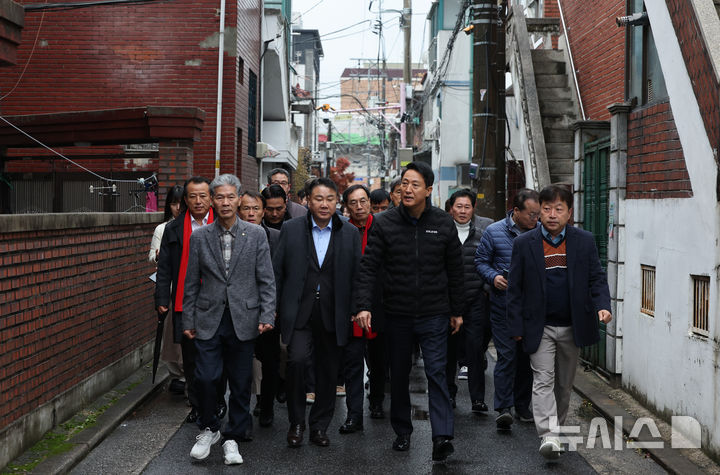 [서울=뉴시스] 황준선 기자 = 오세훈 서울시장이 지난해 11월25일 서울 중랑구 중화동 모아타운을 둘러보고 있다. 2025.11.25. hwang@newsis.com