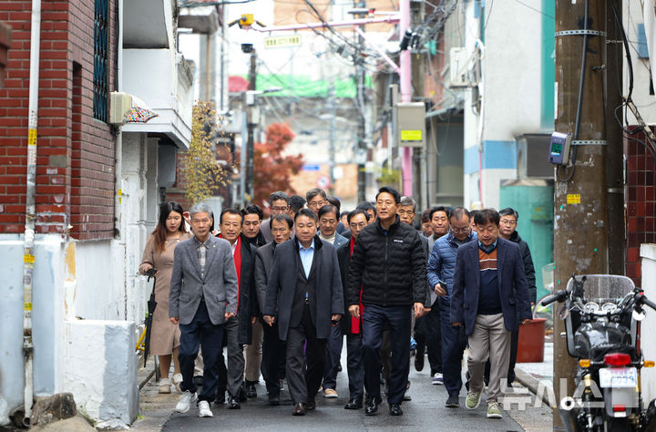 [서울=뉴시스] 황준선 기자 = 오세훈 서울시장이 25일 서울 중랑구 중화동 모아타운을 둘러보고 있다. 서울시는 오는 2030년까지 중화동 모아타운에 최고 35층짜리 공동 주택을 지어 총 2801호를 공급할 계획이다. 2025.11.25. hwang@newsis.com