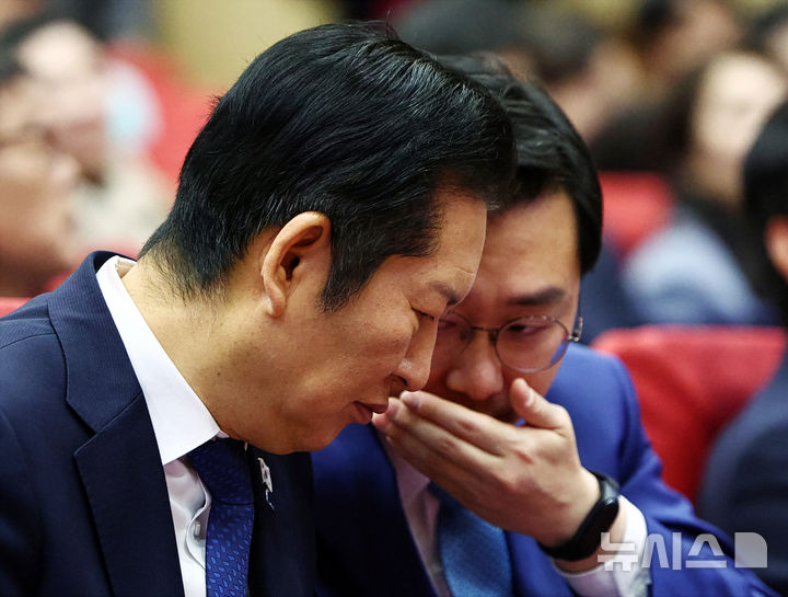 [서울=뉴시스] 김명년 기자 = 정청래 더불어민주당 대표가 25일 오전 서울 여의도 국회 의원회관에서 열린 '민주당 서울시당 천만의 꿈 경청단 출범식'에서 장경태 서울시당 위원장과 귀엣말하고 있다. 2025.11.25. kmn@newsis.com