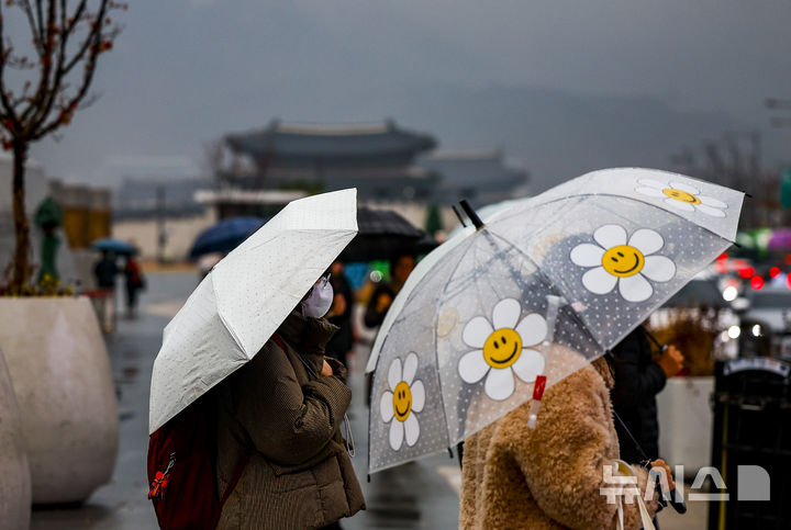 [서울=뉴시스] 정병혁 기자 = 비가 내린 25일 서울 종로구 광화문광장에서 우산을 쓴 시민들이 신호를 기다리고 있다. 2025.11.25. jhope@newsis.com