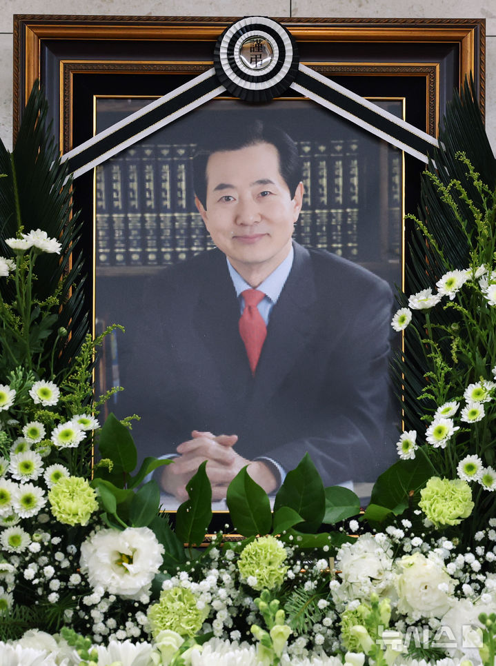 [서울=뉴시스] 조성우 기자 = 25일 서울 송파구 아산병원 장례식에 변웅전(85) 전 의원 빈소가 마련돼 있다. 고인은 지난 23일 밤 서울 광진구 자양동 혜민병원에서 노환으로 숨졌다고 유족이 전했다.변 전 의원은 1970~1980년대 인기 아나운서로 활약하고, 3선 국회의원과 2011년 자유선진당 당 대표를 역임했다. 발인은 27일이며, 장지는 판교 자하연이다. 2025.11.25. xconfind@newsis.com