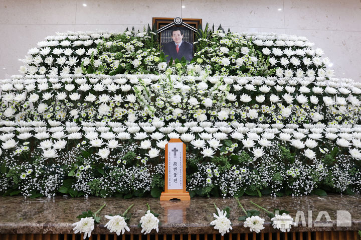 [서울=뉴시스] 조성우 기자 = 25일 서울 송파구 아산병원 장례식에 변웅전(85) 전 의원 빈소가 마련돼 있다. 고인은 지난 23일 밤 서울 광진구 자양동 혜민병원에서 노환으로 숨졌다고 유족이 전했다.변 전 의원은 1970~1980년대 인기 아나운서로 활약하고, 3선 국회의원과 2011년 자유선진당 당 대표를 역임했다. 발인은 27일이며, 장지는 판교 자하연이다. 2025.11.25. xconfind@newsis.com