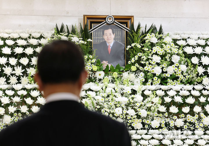 [서울=뉴시스] 조성우 기자 = 25일 서울 송파구 아산병원 장례식에 변웅전(85) 전 의원 빈소가 마련돼 있다. 고인은 지난 23일 밤 서울 광진구 자양동 혜민병원에서 노환으로 숨졌다고 유족이 전했다.변 전 의원은 1970~1980년대 인기 아나운서로 활약하고, 3선 국회의원과 2011년 자유선진당 당 대표를 역임했다. 발인은 27일이며, 장지는 판교 자하연이다. 2025.11.25. xconfind@newsis.com