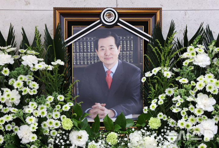 [서울=뉴시스] 조성우 기자 = 25일 서울 송파구 아산병원 장례식에 변웅전(85) 전 의원 빈소가 마련돼 있다. 고인은 지난 23일 밤 서울 광진구 자양동 혜민병원에서 노환으로 숨졌다고 유족이 전했다.변 전 의원은 1970~1980년대 인기 아나운서로 활약하고, 3선 국회의원과 2011년 자유선진당 당 대표를 역임했다. 발인은 27일이며, 장지는 판교 자하연이다. 2025.11.25. xconfind@newsis.com