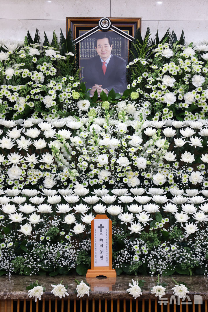 [서울=뉴시스] 조성우 기자 = 25일 서울 송파구 아산병원 장례식에 변웅전(85) 전 의원 빈소가 마련돼 있다. 고인은 지난 23일 밤 서울 광진구 자양동 혜민병원에서 노환으로 숨졌다고 유족이 전했다.변 전 의원은 1970~1980년대 인기 아나운서로 활약하고, 3선 국회의원과 2011년 자유선진당 당 대표를 역임했다. 발인은 27일이며, 장지는 판교 자하연이다. 2025.11.25. xconfind@newsis.com