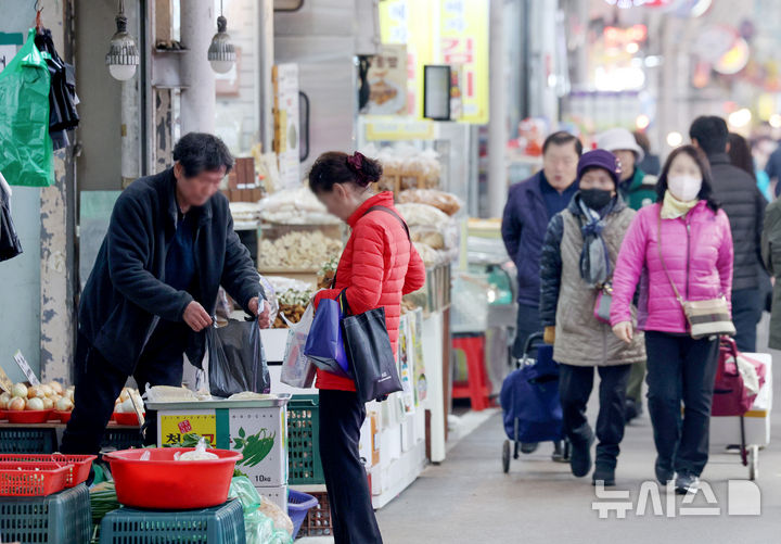 [서울=뉴시스] 김진아 기자 = 지난해 11월 25일 서울 시내의 한 전통시장에서 한 시민이 채소를 구매하고 있다. (사진은 기사와 직접 관련이 없습니다.) 2026.01.01. bluesoda@newsis.com