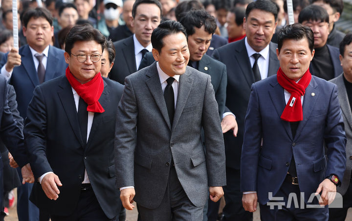 [구미=뉴시스] 이무열 기자 = 장동혁 국민의힘 대표가 25일 경북 구미시 상모동 박정희 대통령 생가를 방문하고 있다. 2025.11.25. lmy@newsis.com