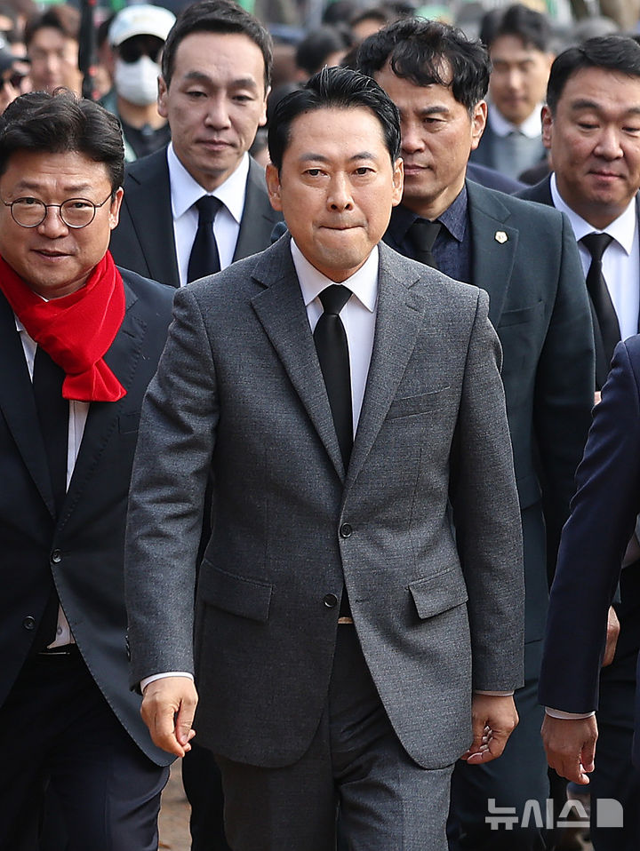 [구미=뉴시스] 이무열 기자 = 장동혁 국민의힘 대표가 25일 경북 구미시 상모동 박정희 대통령 생가를 방문하고 있다. 2025.11.25. lmy@newsis.com