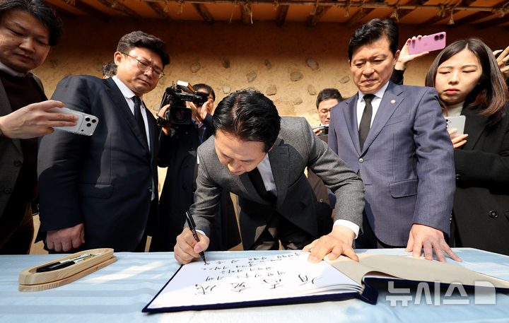 [구미=뉴시스] 이무열 기자 = 장동혁 국민의힘 대표가 25일 경북 구미시 상모동 박정희 대통령 생가를 방문해 방명록을 작성하고 있다. 2025.11.25. lmy@newsis.com