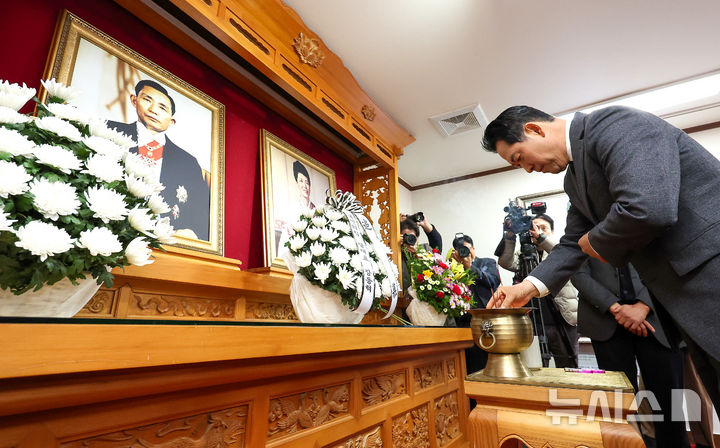 [구미=뉴시스] 이무열 기자 = 장동혁 국민의힘 대표가 25일 경북 구미시 상모동 박정희 대통령 생가를 찾아 추모관에서 분향하고 있다. 2025.11.25. lmy@newsis.com