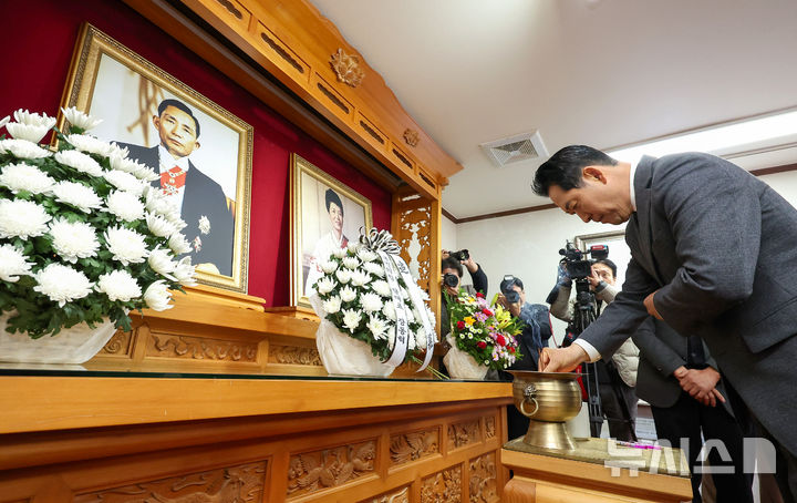 [구미=뉴시스] 이무열 기자 = 장동혁 국민의힘 대표가 25일 경북 구미시 상모동 박정희 대통령 생가를 찾아 추모관에서 분향하고 있다. 2025.11.25. lmy@newsis.com