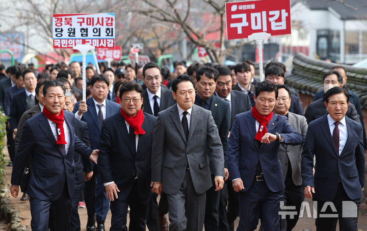 [구미=뉴시스] 이무열 기자 = 장동혁 국민의힘 대표가 25일 경북 구미시 상모동 박정희 대통령 생가를 방문하고 있다. 2025.11.25. lmy@newsis.com