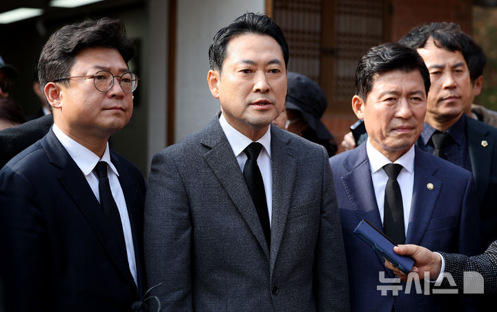 [대구=뉴시스] 이무열 기자 = 장동혁 국민의힘 대표가 25일 경북 구미시 상모동 박정희 대통령 생가를 방문해 취재진 질문에 답변하고 있다. 2025.11.25. lmy@newsis.com