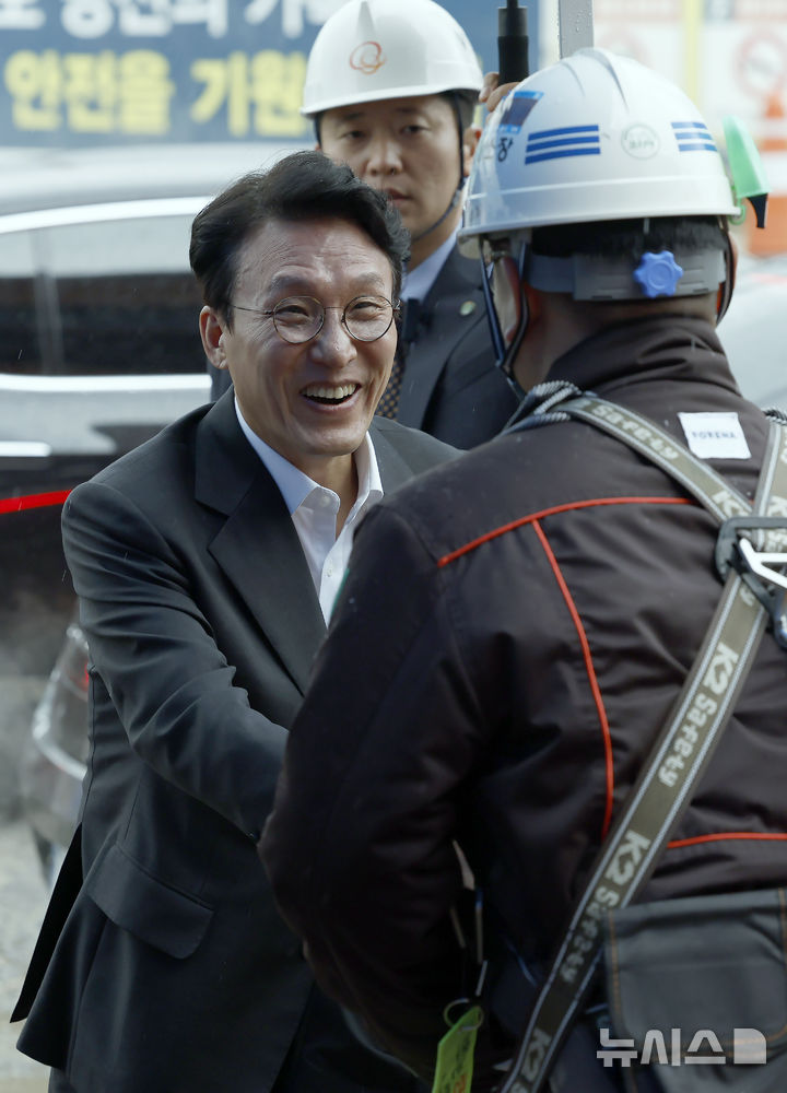 [서울=뉴시스] 청사사진기자단 = 김민석 국무총리가 25일 서울 도봉구 창동 서울아레나 복합문화시설 건립 현장점검을 위해 도착해 현장소장과 인사를 나누고 있다. 2025.11.25. photo@newsis.com